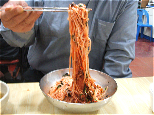 이집 비빔국수는 쫄깃거리는 맛과 부드럽게 넘어가는 뒷맛이 아주 좋다 